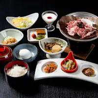 อาหารเช้า (เนื้อวัวที่ราบสูงคิริฟุริย่างบนใบโฮบะ เสิร์ฟพร้อมมิโซะโฮมเมด)