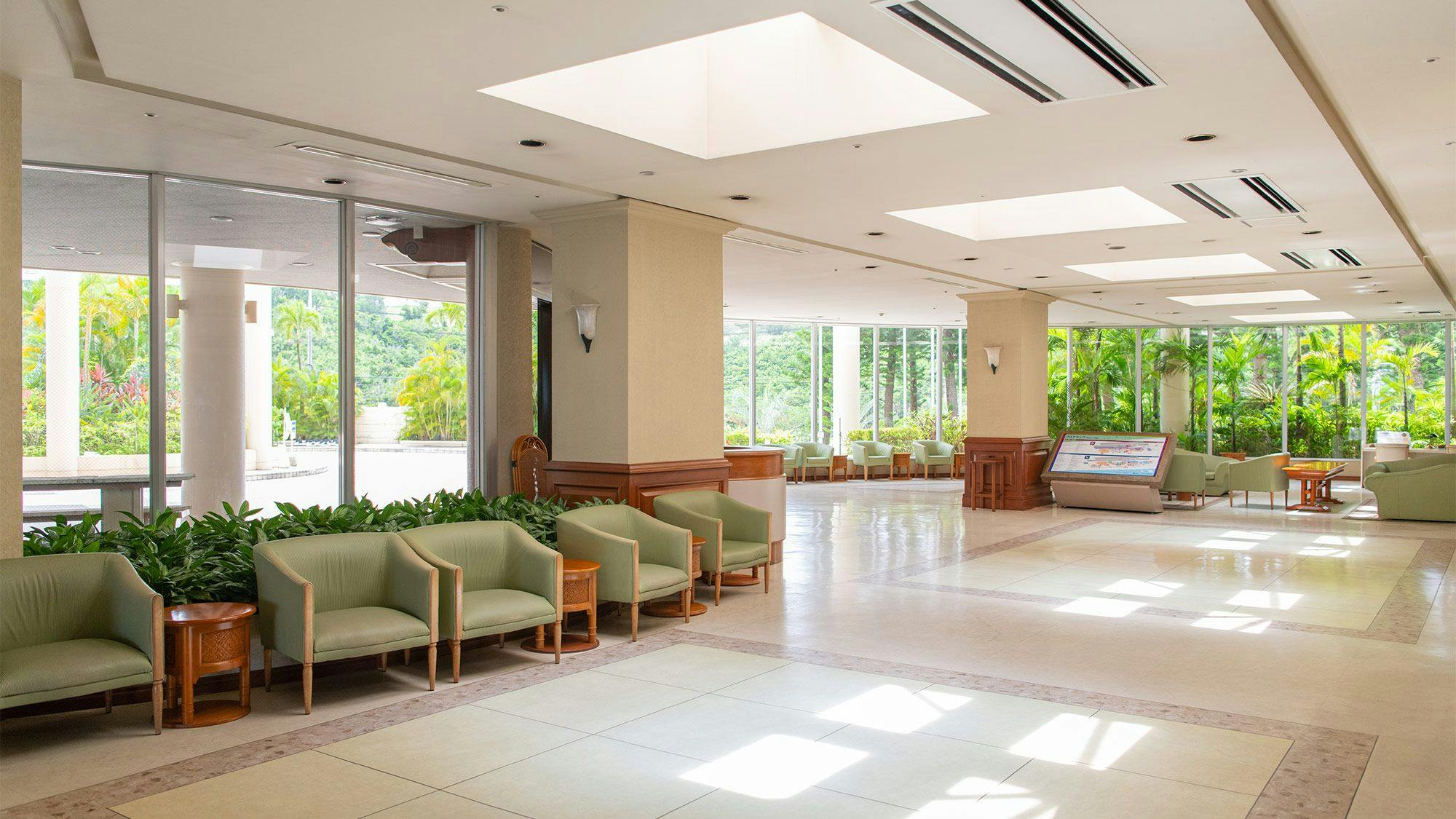 明るく広々としたフロントロビー