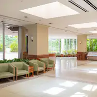 明るく広々としたフロントロビー