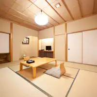 순일본풍 스키야 구조, 10다다미 이상의 넓은 툇마루 포함.