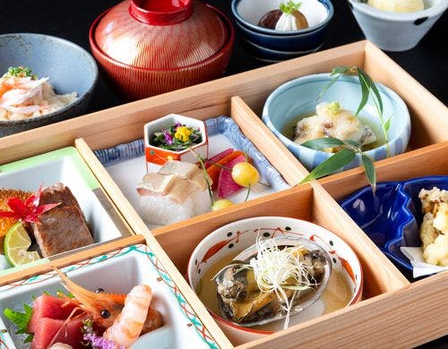 旬彩あふれる和会席を愛犬とお部屋で堪能。