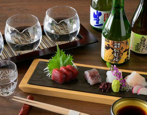 海の幸をお造りで。厳選した銘酒の飲み比べ