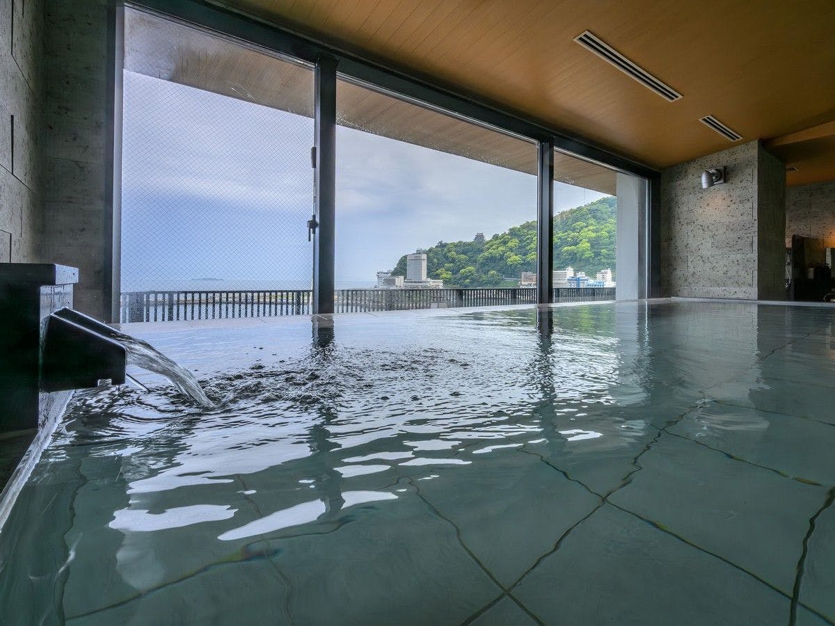 静かに満ちる湯と、どこまでも続く海景。