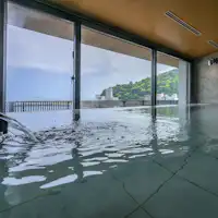 静かに満ちる湯と、どこまでも続く海景。