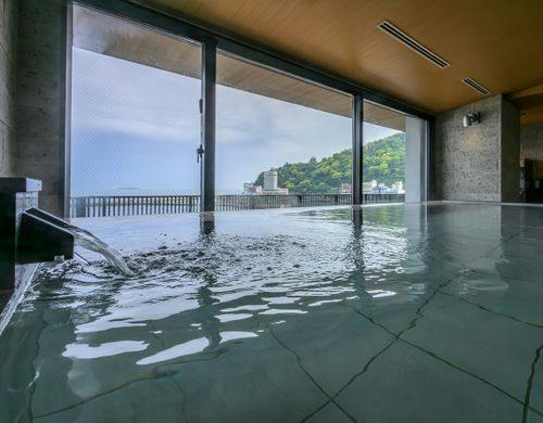 静かに満ちる湯と、どこまでも続く海景。