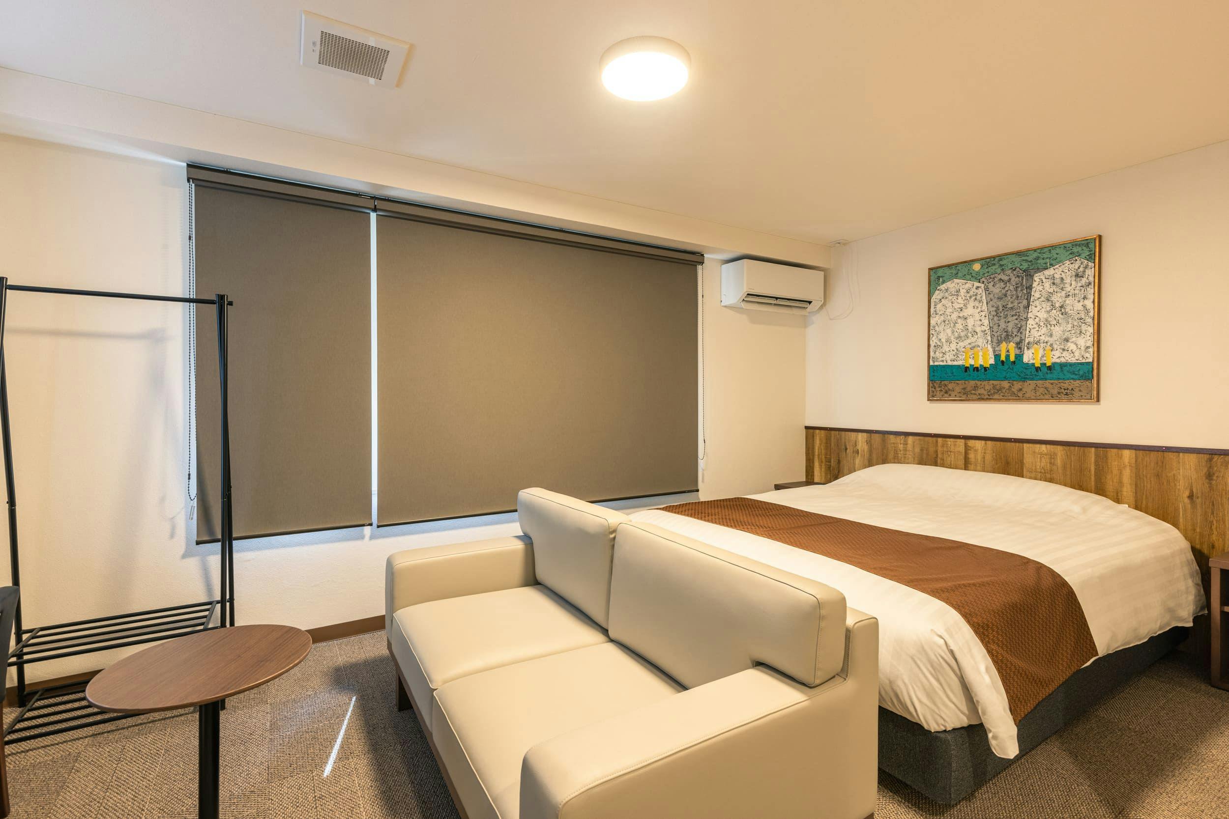 20平米の空間にクイーンベッドを備えた洋室