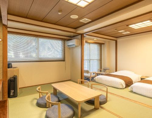 ツインベッドを備えた落ち着きのある和洋室