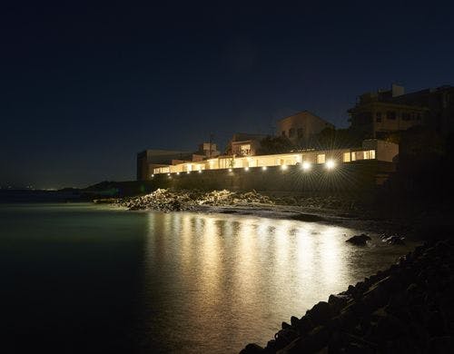 ≪夕闇の海に浮かぶ灯台のような白い家≫