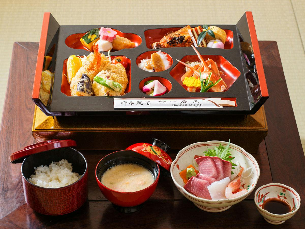 夕食のみついたケータリング ｜【松花堂風弁当】 旬のお魚を中心に！三國満載のお弁当はいかがですか