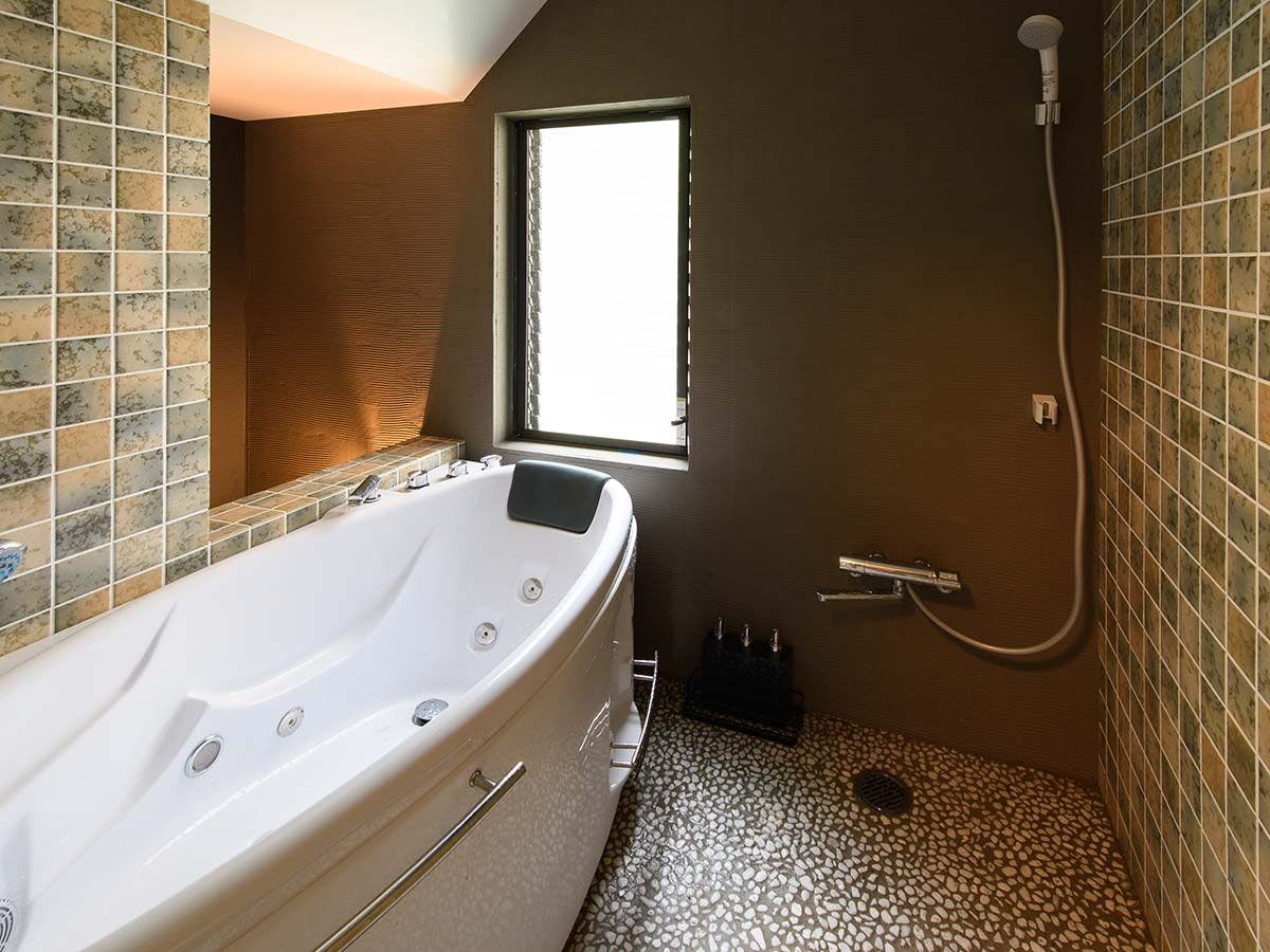 ・バスルーム　リフォーム済で快適です