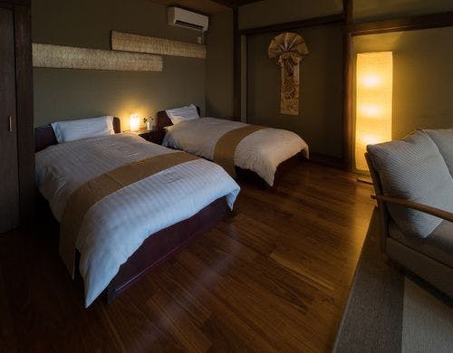 ・1Fのリビング兼寝室　ベッドは２台