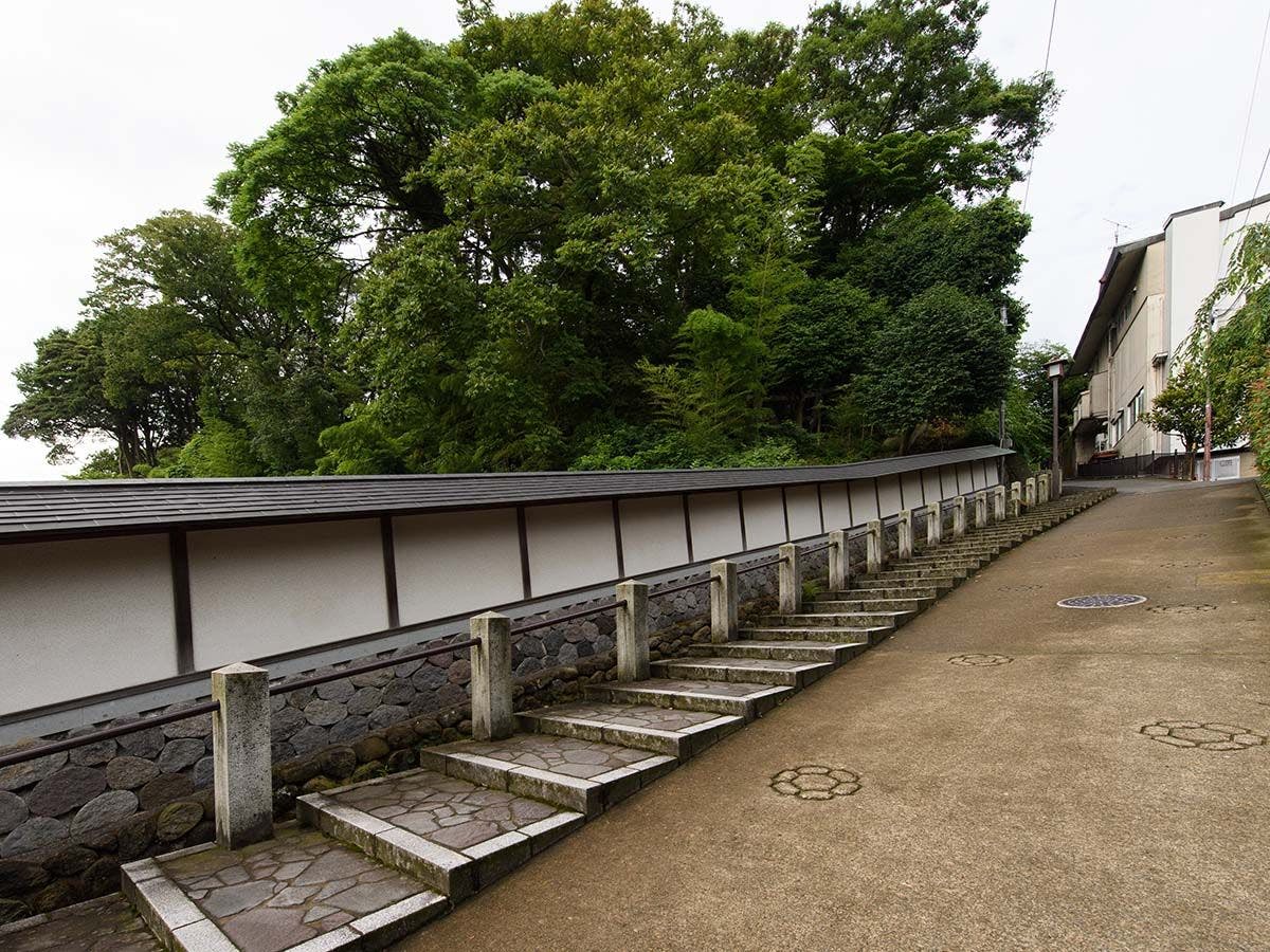 ・宿の前は急な坂道です