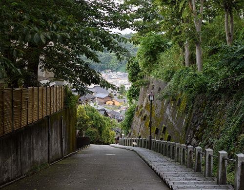 ・周辺は自然も感じられる石畳の坂道です