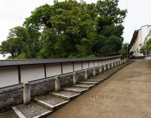 ・宿の前は急な坂道です