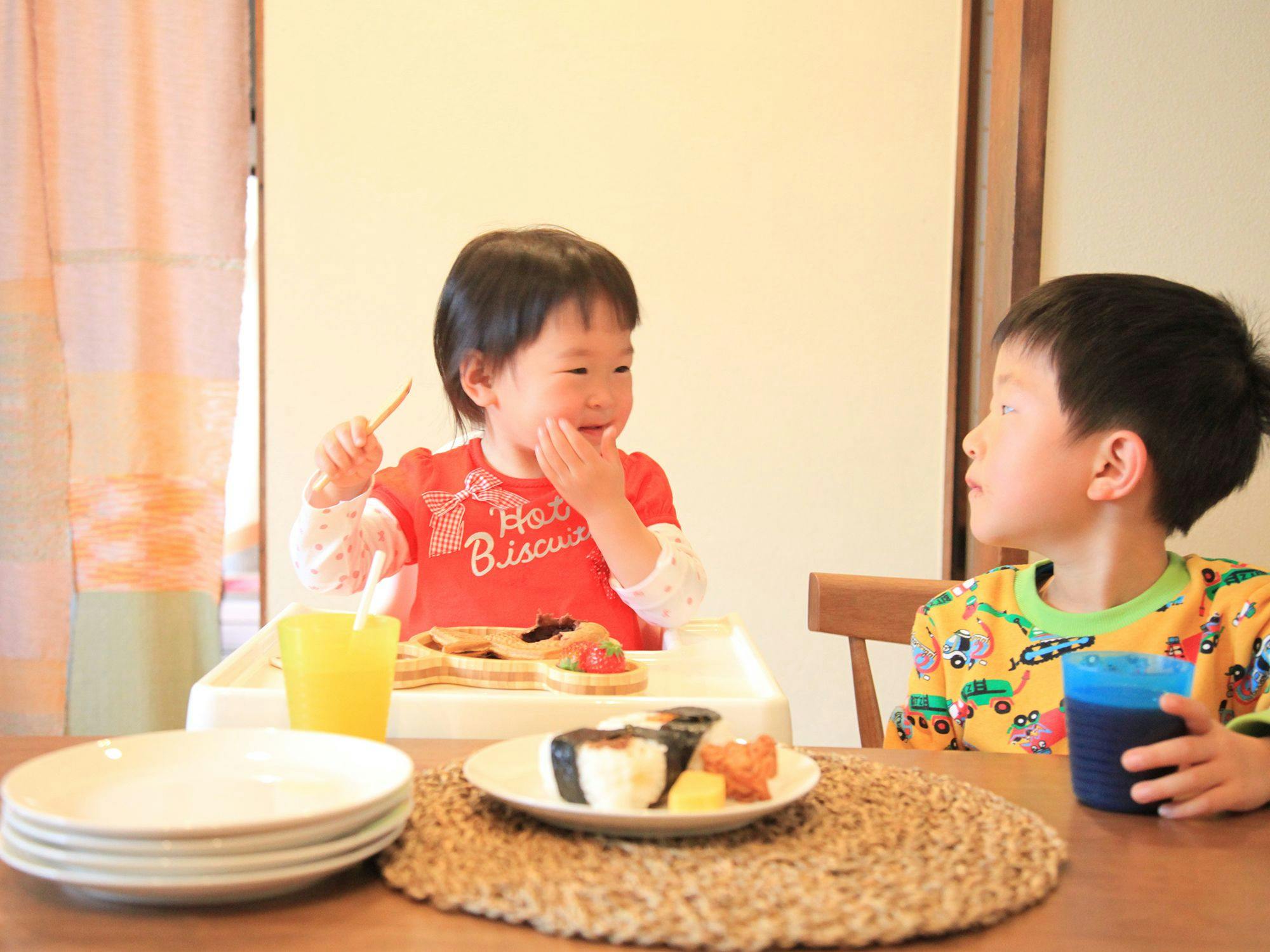 お子様用の椅子や食器などもご準備