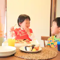 お子様用の椅子や食器などもご準備