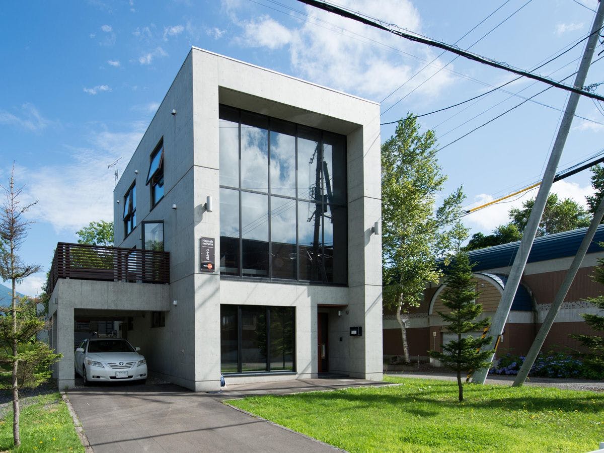 緑に囲まれたコンクリート造りの建物