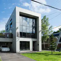 緑に囲まれたコンクリート造りの建物