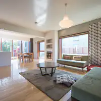 リビングルームは開放的な空間を演出