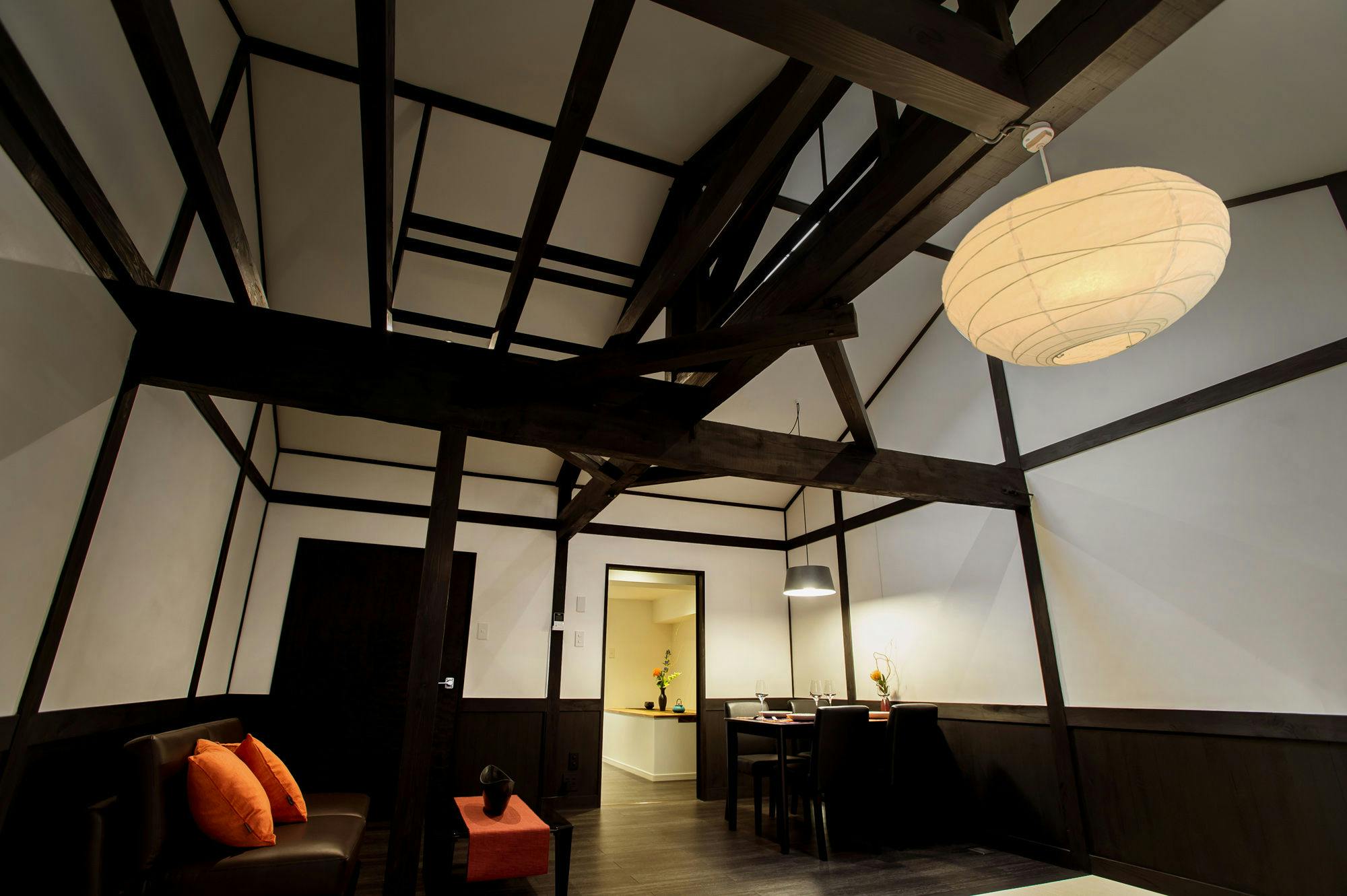 พื้นที่ที่มีเพดานสูงและบรรยากาศที่เปิดโล่งเหมือนโกดัง