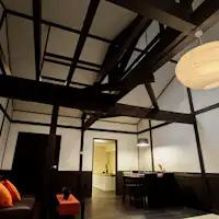 พื้นที่ที่มีเพดานสูงและบรรยากาศที่เปิดโล่งเหมือนโกดัง