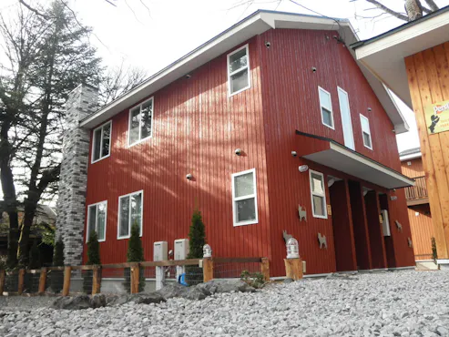 빨간 외관에는 강아지 조형물이 있습니다.