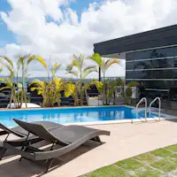 สระว่ายน้ำขนาดเล็กที่ใช้ร่วมกัน