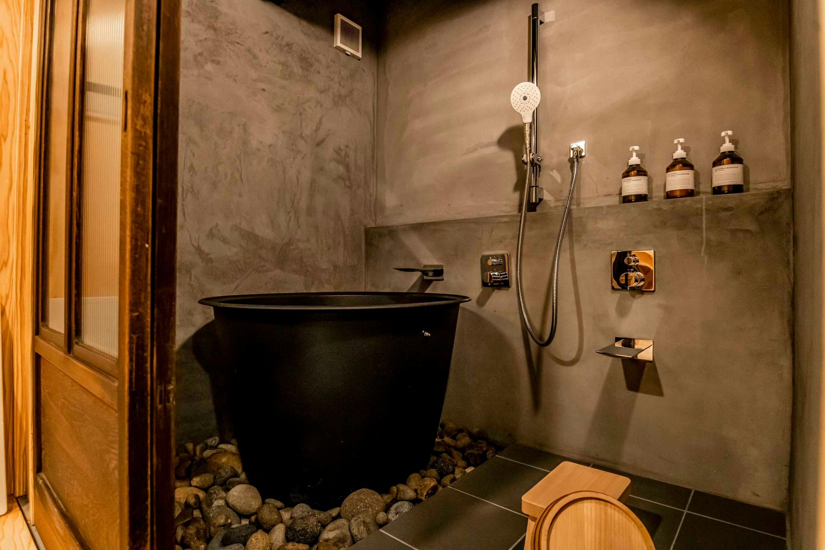 【 質 SHICHI 】蔵感を演出したお風呂