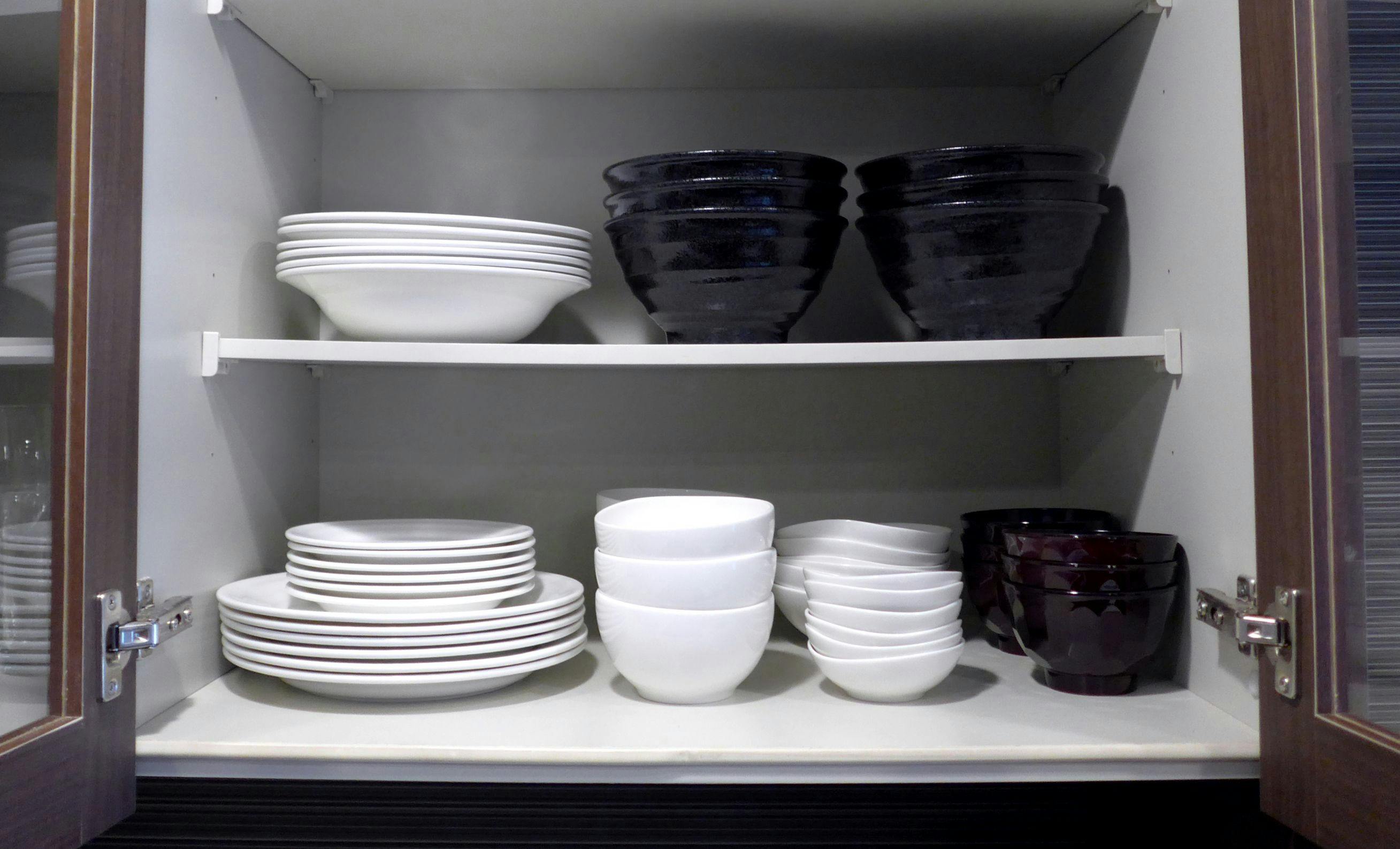 客房內常備6人份的玻璃杯和餐具。