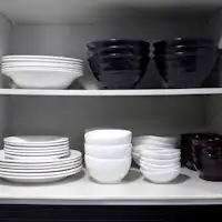 客房內常備6人份的玻璃杯和餐具。