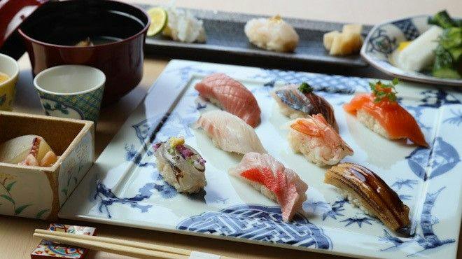 宮島まいもん鮨の大将に阿品邸で瀬戸内や北陸の魚を使ったお任せコ-スのお鮨等を握って貰います（仮予約）