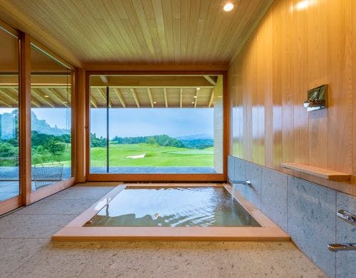 自慢の半露天式檜風呂