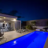 【プールヴィラ】夜のプール