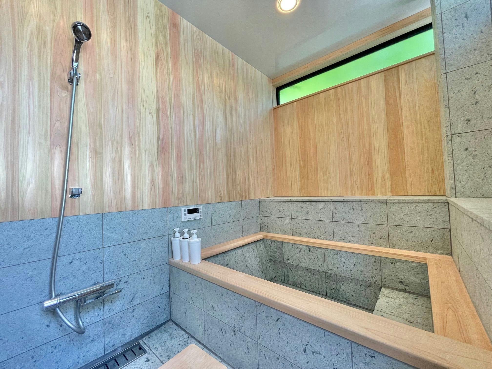 ห้องอาบน้ำของอาคาร A ใช้ไม้ฮิโนกิและหินโทวาดะ