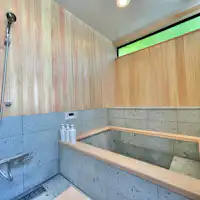 ห้องอาบน้ำของอาคาร A ใช้ไม้ฮิโนกิและหินโทวาดะ