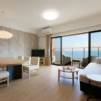 ห้องพักทุกห้องหันหน้าไปทางทะเลและเป็นแบบ 2LDK