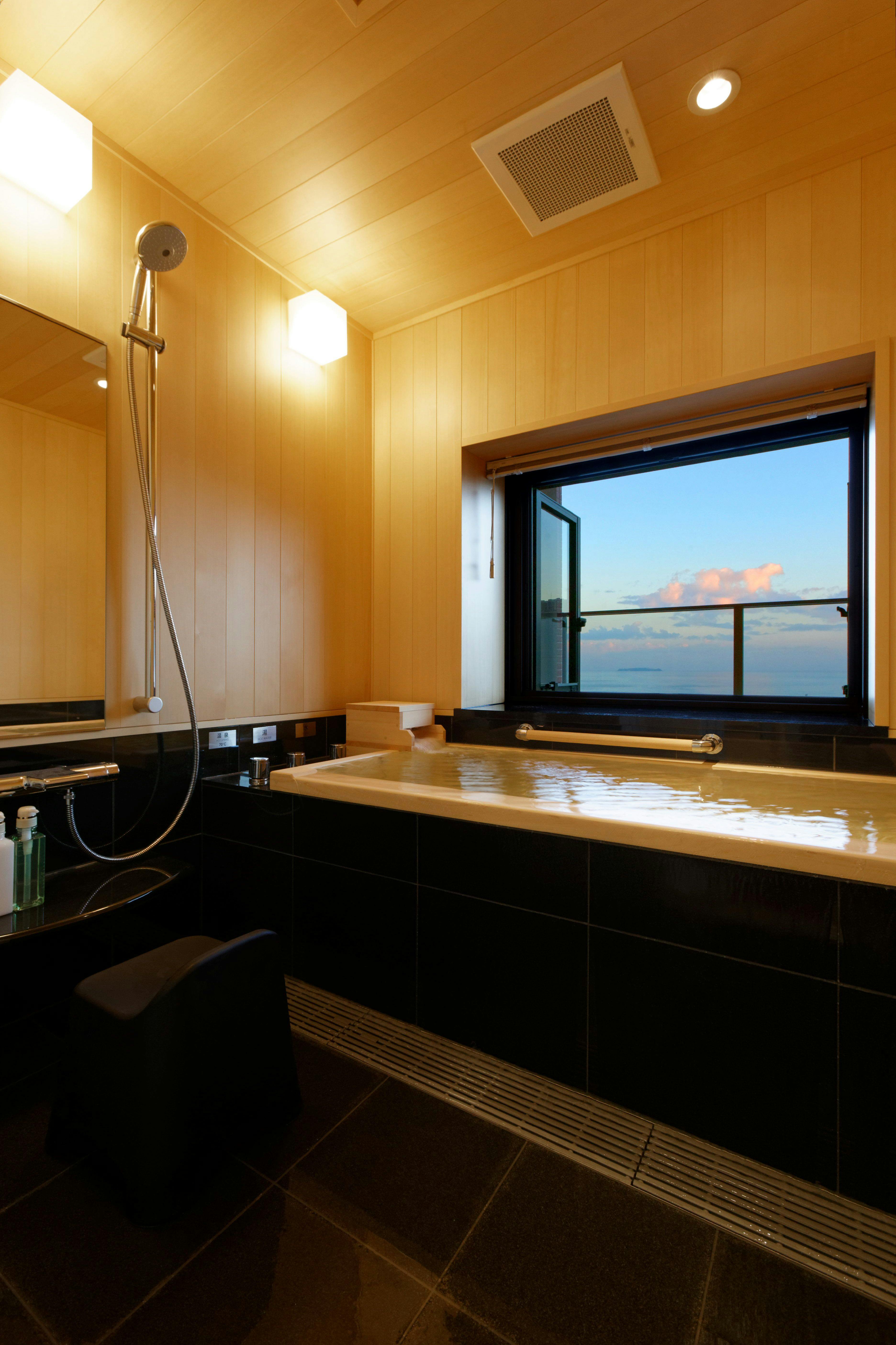 เมื่อเปิดหน้าต่างกว้าง คุณสามารถเพลิดเพลินเหมือนอยู่ในพื้นที่กึ่งกลางแจ้ง