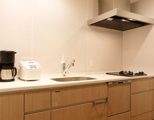 キッチンには調理器具・調理家電を完備。