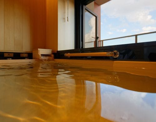 客室内の浴室は檜造りの天然温泉です