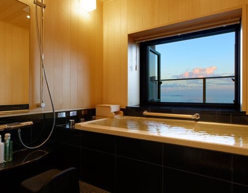 窓を大きく開くと半露天の様に楽しめます。