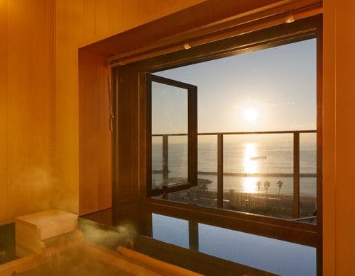 浴室からも熱海の海を臨めます