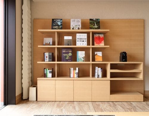 ロビーには旅行誌などもご用意。