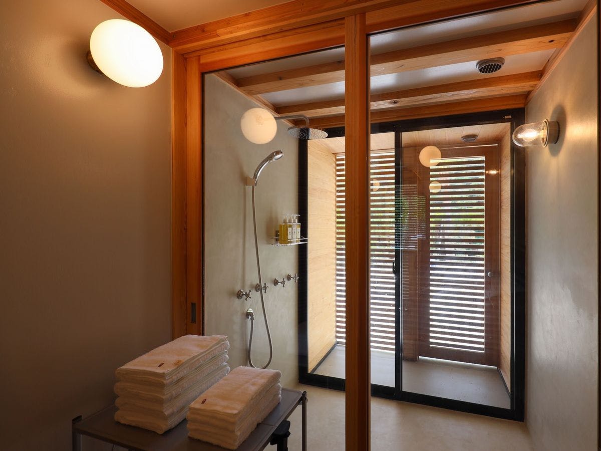 * Kamar mandi shower bergaya kayu