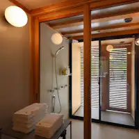 * Kamar mandi shower bergaya kayu
