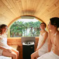 *Di dalam ruang sauna