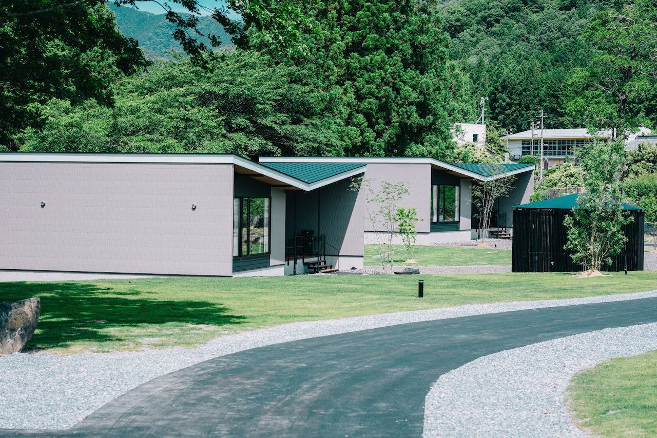 開放的な中央に位置するB棟。