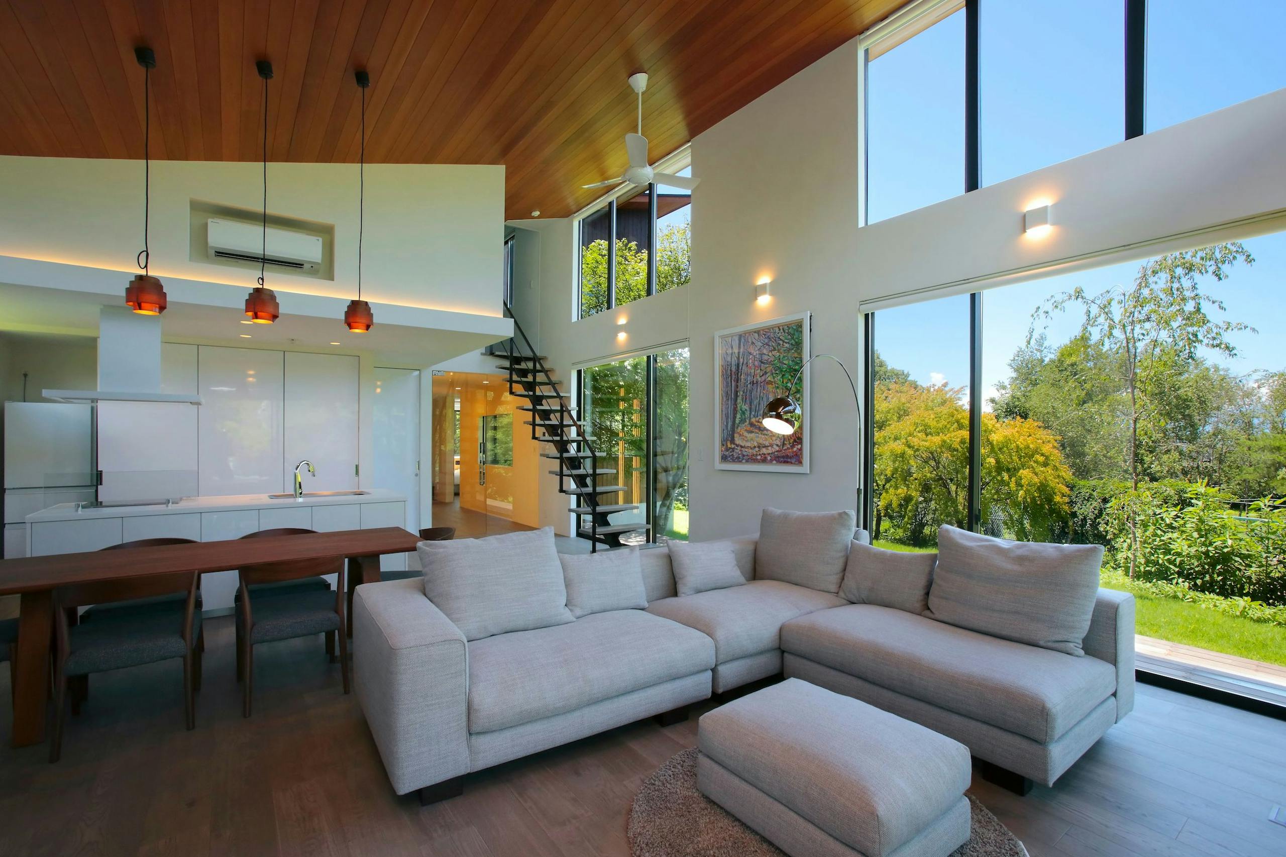 吹き抜け大空間のリビング