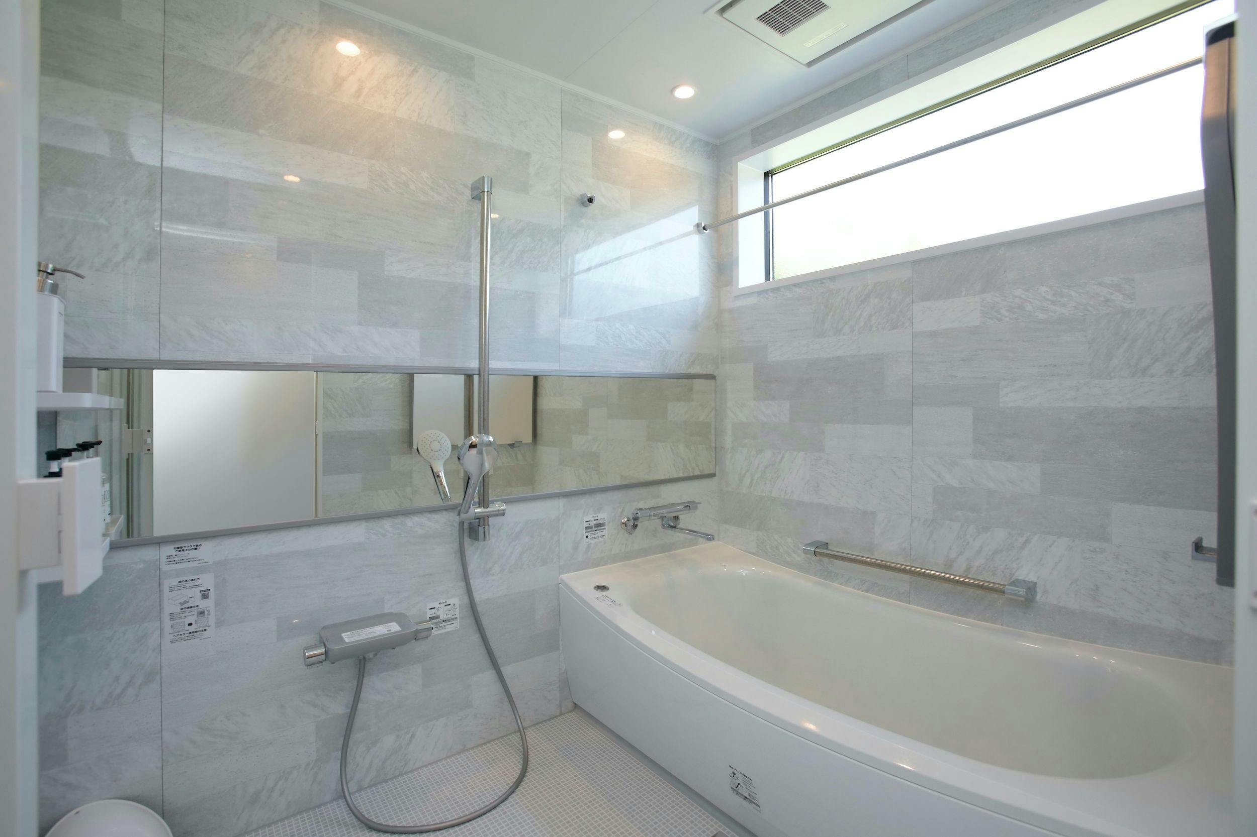 清潔感のある広々としたバスルーム