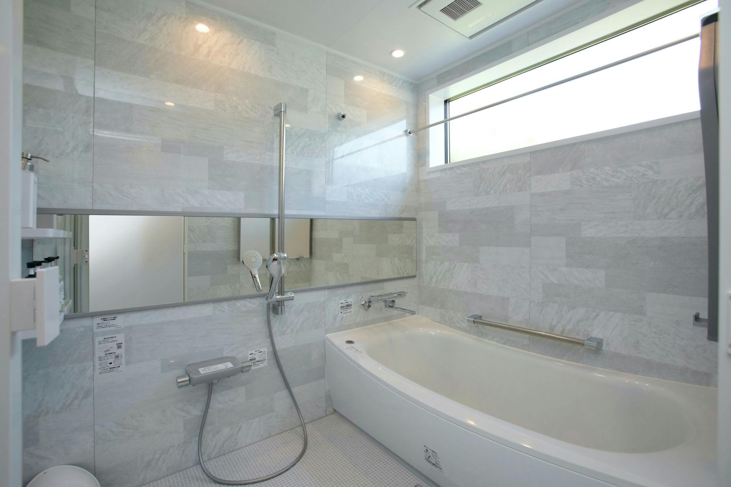 清潔感のある広々としたバスルーム