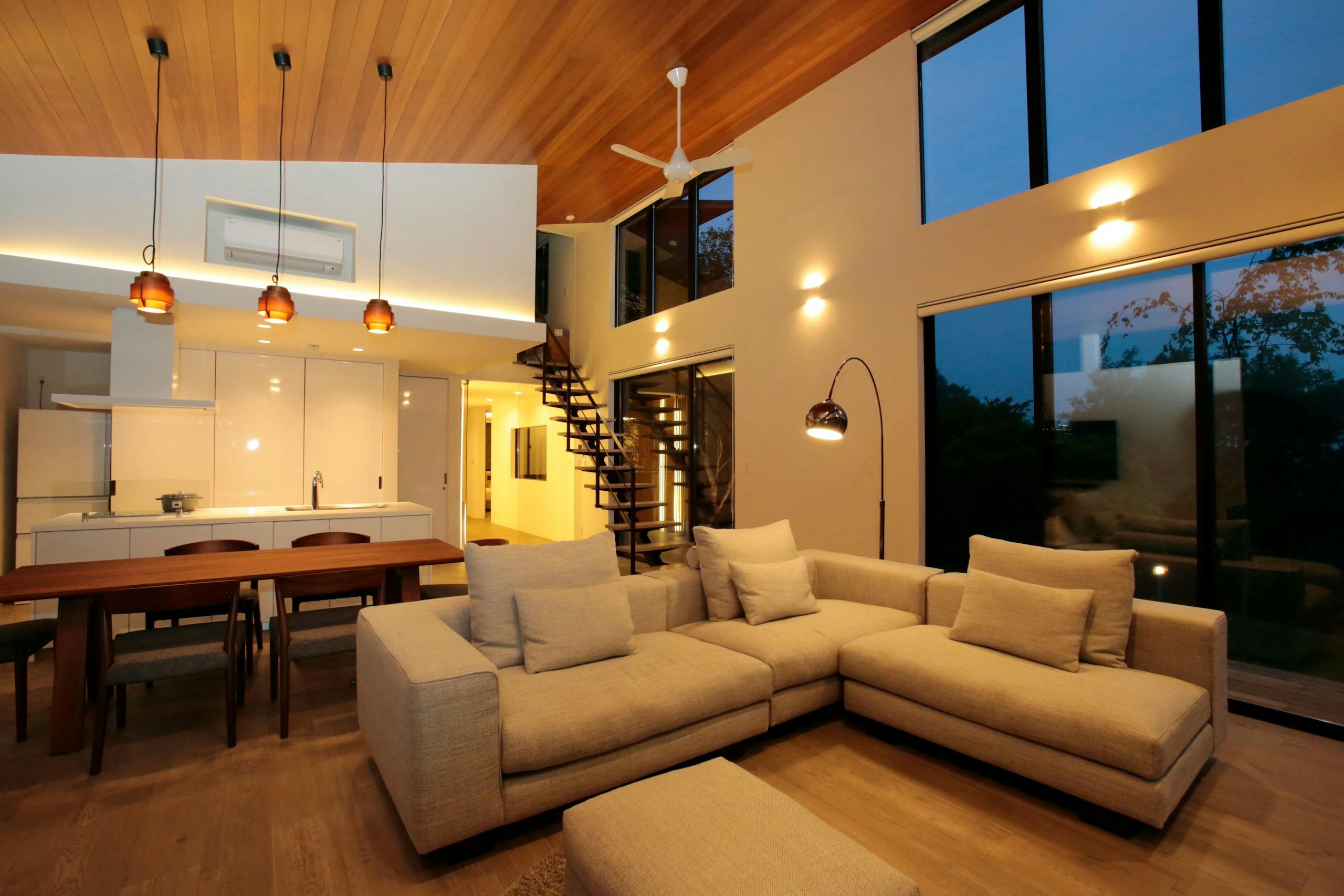 吹き抜け大空間のリビング